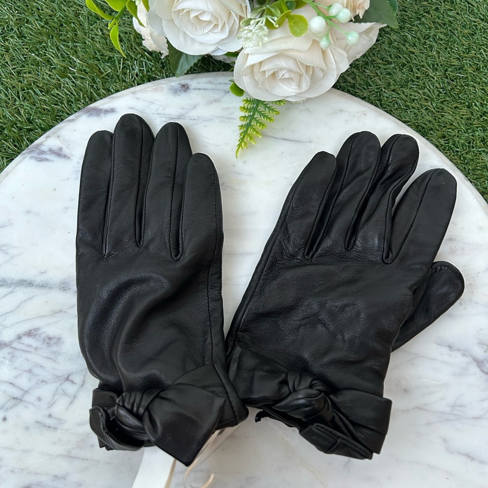 Kate Spade Black  Bow Gloves L 
SHELL
100% LAMB LEATHER LINING
100% POLYESTER